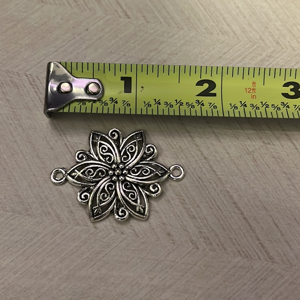 Lotus flower bracelet . Black and white austrian glass beads flower bracelet - Picture 9 of 9